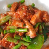 จานบินเดลิเวอรี่ กะเพราพริกแห้ง เครื่องดื่ม ชาเย็น