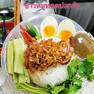 ข้าวหมูทอดปลาร้าวะวะว้าววววว ตลาดโรงสี