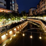 หมีริมคลอง