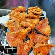 เมนูของร้าน ข้าวหมูทอดปลาร้าวะวะว้าววววว ตลาดโรงสี