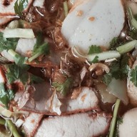 เกี้ยวน้ำก่วยเตี๋ยวยอดรัก(ป๊อกๆ)หมูแดงเตาถ่าน อนุเสาวรีย์ชัยฯ(ขายมาแล้วกว่า30ปี)