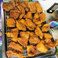 เมนูของร้าน ข้าวหมูทอดปลาร้าวะวะว้าววววว ตลาดโรงสี