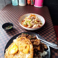 เจ้นุ้ยยำไก่แซ่บ อาหารตามสั่ง ซอยหน้าวัดหัวลำโพง