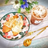 Sant'-Pang :กาแฟ ครัวซองต์ พิซซ่า น้ำผลไม้สกัดเย็น แฮปปี้แลนด์