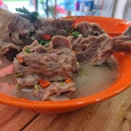 เมนูของร้าน ก๋วยจั๊บปาเต ถนนคลังอาวุธ คลังอาวุธ