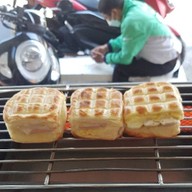 ปังปิ้งไส้ทะลัก ข้างธนาคารออมสินเก่า