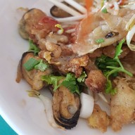 เมนูของร้าน ลาบเสือหิว โกปี๊ หลังโรงไม้