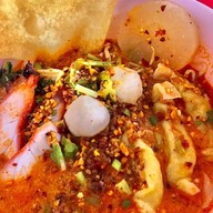 ออบะหมี่เกี๊ยวหมูแดงหมูกรอบ