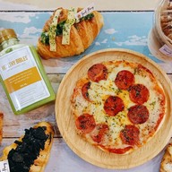 Sant'-Pang :กาแฟ ครัวซองต์ พิซซ่า น้ำผลไม้สกัดเย็น แฮปปี้แลนด์