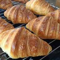 Sant'-Pang :กาแฟ ครัวซองต์ พิซซ่า น้ำผลไม้สกัดเย็น แฮปปี้แลนด์