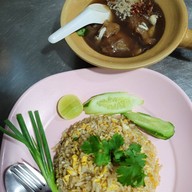 เมนูของร้าน ข้าวผัดปูเมืองทอง 1 ต้นตำรับ โดยคุณ พิมพร ปั๊มน้ำมัน ปตท.รามอินทรา กม.3