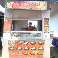 แอ่นแอ้น ลูกชิ้นทอดวรารัตน์กับผลไม้สดๆ ปตท.ท่าสองคอน