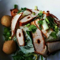 เกี้ยวน้ำก่วยเตี๋ยวยอดรัก(ป๊อกๆ)หมูแดงเตาถ่าน อนุเสาวรีย์ชัยฯ(ขายมาแล้วกว่า30ปี)
