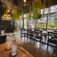 FIVE Loaves Burgers: Phuket Town