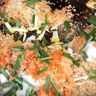 ผัดไทย-หอยทอดกระทิงแดง กลางซอย>ตรงข้ามร้านซักผ้าหยอดเหรียญ