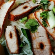 เกี้ยวน้ำก่วยเตี๋ยวยอดรัก(ป๊อกๆ)หมูแดงเตาถ่าน อนุเสาวรีย์ชัยฯ(ขายมาแล้วกว่า30ปี)