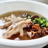 เมนูของร้าน ก๋วยจั๊บญวนสวนลุงหมี ตะเคียนเตี้ย