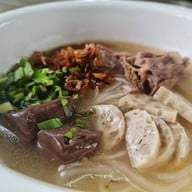 เมนูของร้าน ก๋วยจั๊บญวนสวนลุงหมี ตะเคียนเตี้ย