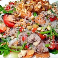 อาหารอีสานแซ่บกะด้อ ศูนย์รวมผลไม้ วัดบุณกัญจนาราม