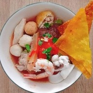 ก๊วยเตี๋ยวต้มยำเกี๊ยวกุ้ง ข้าวกะเพรา โกเด้นทาวน์ บางนาสวนหลวง -