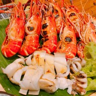 ช้างเผือกกุ้งเป็น กุ้งเผาและอาหารทะเล ตลาดอิ่มเอม สระบุรี