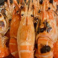 ช้างเผือกกุ้งเป็น กุ้งเผาและอาหารทะเล ตลาดอิ่มเอม สระบุรี