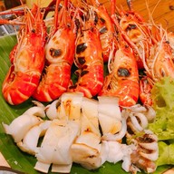 ช้างเผือกกุ้งเป็น กุ้งเผาและอาหารทะเล ตลาดอิ่มเอม สระบุรี