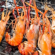 ช้างเผือกกุ้งเป็น กุ้งเผาและอาหารทะเล ตลาดอิ่มเอม สระบุรี