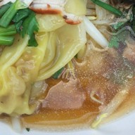 เกี้ยวน้ำก่วยเตี๋ยวยอดรัก(ป๊อกๆ)หมูแดงเตาถ่าน อนุเสาวรีย์ชัยฯ(ขายมาแล้วกว่า30ปี)