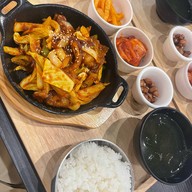 Hongdae Station All Seasons Place ชั้น1