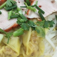 เกี้ยวน้ำก่วยเตี๋ยวยอดรัก(ป๊อกๆ)หมูแดงเตาถ่าน อนุเสาวรีย์ชัยฯ(ขายมาแล้วกว่า30ปี)