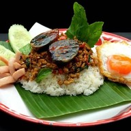 ตั๊ก กะเพราถาด ศูนย์ราชการ