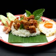 ตั๊ก กะเพราถาด ศูนย์ราชการ