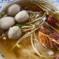 ใสสะอาดก๋วยเตี๋ยวลูกชิ้นน้ำใส วัดอรุณ