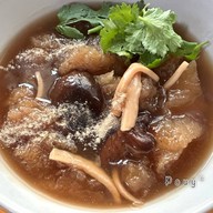 เมนูของร้าน หูฉลามน้ำแดงบรั่นดี น้องนิว เยาวราช