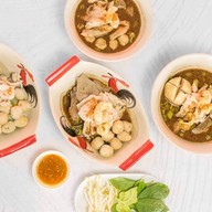 ก๋วยเตี๋ยวเรือบก ต้นตำรับ (สุดยอดหมูกรอบ หมูตุ๋น ก๋วยเตี๋ยวไก่ น้ำตก น้ำใส ต้มยำ เย็นตาโฟ ก๋วยจั๊บ ส สมุทรปราการ (แพรกษา 11)