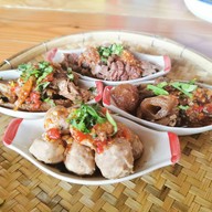 เมนูของร้าน ก๋วยเตี๋ยวเรือ ร้าน ณ อยุธยา ริมคลองบางระมาด