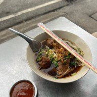 ก๋วยเตี๋ยวเจ๊แหม่มโครตหมู