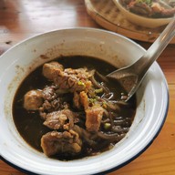 เมนูของร้าน ก๋วยเตี๋ยวเรือ ร้าน ณ อยุธยา ริมคลองบางระมาด
