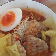 เมนูของร้าน ย้ง เย็นตาโฟ- ต้มยำหมูมะนาว -ข้าวหมูแดงหมูกรอบ - กาแฟสด