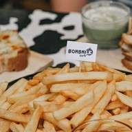 BOMBMILK CAFE บ้านบัวทอง