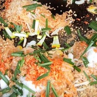 ผัดไทย-หอยทอดกระทิงแดง กลางซอย>ตรงข้ามร้านซักผ้าหยอดเหรียญ