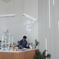Whiteline Cafe -  coffee & bakery