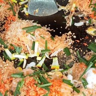 ผัดไทย-หอยทอดกระทิงแดง กลางซอย>ตรงข้ามร้านซักผ้าหยอดเหรียญ