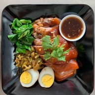 ร้าน อ.โอชา ข้าวขาหมู ก๋วยเตี๋ยวต้มยำรสเด็ด อมตะนคร ชลบุรี