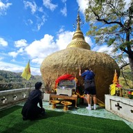 พระธาตุอินแขวน ( พุทธอุทยานดอยผาสวรรค์ จ.แพร่ )