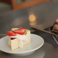 Under Over Cafe สวนดอก