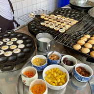 ขนมครกเข้าวัง ข้างตลาดบองมาเช่