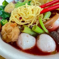 เมนูของร้าน เต็งไต๋ใช้ฮวด (ก๋วยเตี๋ยว ลูกชิ้นปลา ลูกชิ้นกุ้ง เย็นตาโฟ) บางจาก