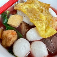 เมนูของร้าน เต็งไต๋ใช้ฮวด (ก๋วยเตี๋ยว ลูกชิ้นปลา ลูกชิ้นกุ้ง เย็นตาโฟ) บางจาก